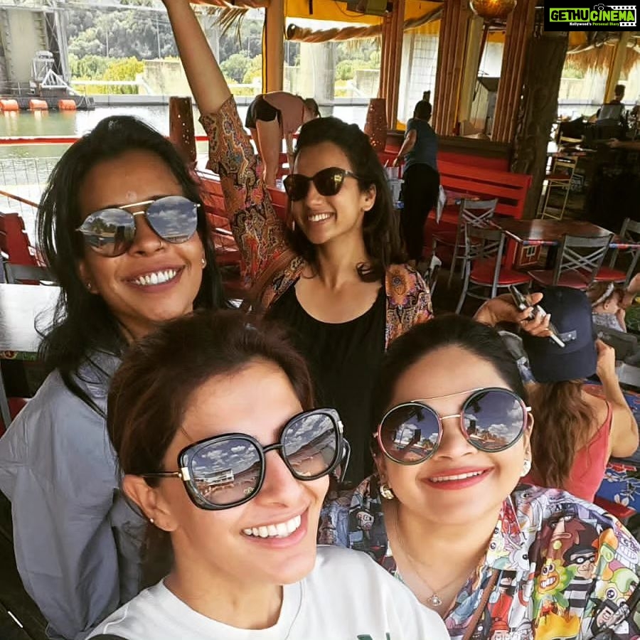 Sruthi Hariharan Instagram - India meets in Amreeka :) @vidyuraman @varusarathkumar @pmohanda @gopiraji @rajeegopi @thebohonartaki @krishna.arvind @jayalakshmisundaresan Austin, Texas