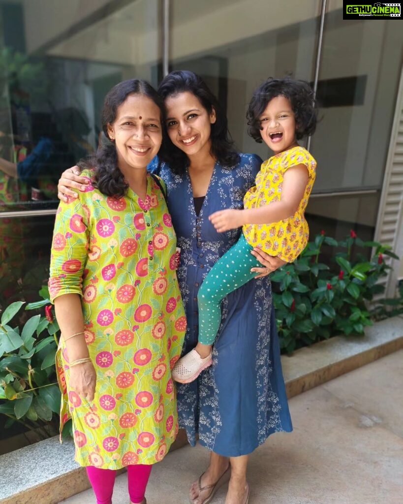 Sruthi Hariharan Instagram - Mother and daughter 💕 Sharing three pictures only cos our baby has somehow managed to give three different poses in each photograph . Lol ! #missthem