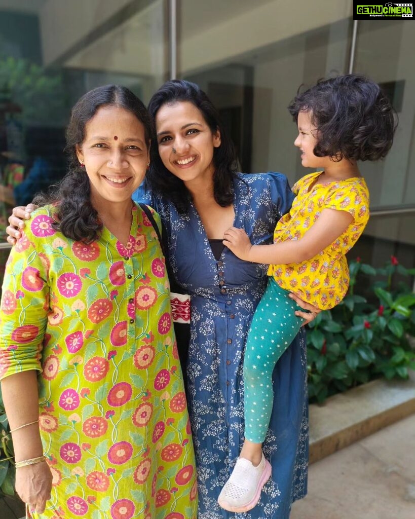 Sruthi Hariharan Instagram - Mother and daughter 💕 Sharing three pictures only cos our baby has somehow managed to give three different poses in each photograph . Lol ! #missthem