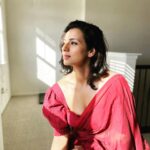 Sruthi Hariharan Instagram - Monochrome or contrast . What do you think .... #trials Styled @shashwatichandrashekar (I am so glad you are back in my life❤️) Saree from @suta_bombay (obsessed with their collection of sarees and blouses) PC - @aanita777 (Growing to love and respect this super woman ) Austin Texas