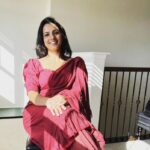 Sruthi Hariharan Instagram - Monochrome or contrast . What do you think .... #trials Styled @shashwatichandrashekar (I am so glad you are back in my life❤️) Saree from @suta_bombay (obsessed with their collection of sarees and blouses) PC - @aanita777 (Growing to love and respect this super woman ) Austin Texas