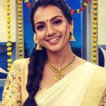 Sruthi Hariharan Instagram – Friendship, laughter, love, food and a show …. 
All that and more that made the onam episode of @bombaatbhojana a super memorable experience. @sihikahichandru Sir you are a man who radiates positivity and so much love I have always loved working and spending time with you . @madanramvenkatesh i know we’ve got each other’s back – it was so good to see you after years . 

Watch the episode on 29th August only on @starsuvarna

Styled by my little girl @shashwatichandrashekar 
Blouse designed by the one and only @label_anvi 
Make up by #Yatish 
Hair by @kammarishivarajchary