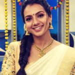 Sruthi Hariharan Instagram - Friendship, laughter, love, food and a show .... All that and more that made the onam episode of @bombaatbhojana a super memorable experience. @sihikahichandru Sir you are a man who radiates positivity and so much love I have always loved working and spending time with you . @madanramvenkatesh i know we've got each other's back - it was so good to see you after years . Watch the episode on 29th August only on @starsuvarna Styled by my little girl @shashwatichandrashekar Blouse designed by the one and only @label_anvi Make up by #Yatish Hair by @kammarishivarajchary