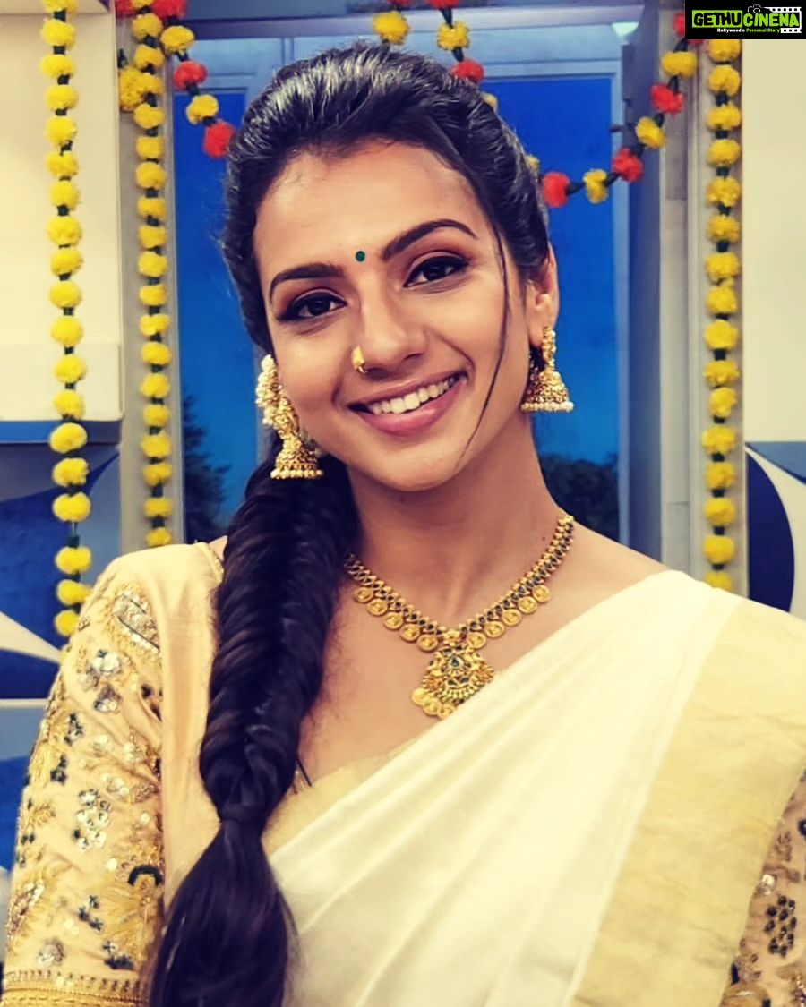 Sruthi Hariharan Instagram - Friendship, laughter, love, food and a show .... All that and more that made the onam episode of @bombaatbhojana a super memorable experience. @sihikahichandru Sir you are a man who radiates positivity and so much love I have always loved working and spending time with you . @madanramvenkatesh i know we've got each other's back - it was so good to see you after years . Watch the episode on 29th August only on @starsuvarna Styled by my little girl @shashwatichandrashekar Blouse designed by the one and only @label_anvi Make up by #Yatish Hair by @kammarishivarajchary