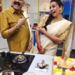 Sruthi Hariharan Instagram - Friendship, laughter, love, food and a show .... All that and more that made the onam episode of @bombaatbhojana a super memorable experience. @sihikahichandru Sir you are a man who radiates positivity and so much love I have always loved working and spending time with you . @madanramvenkatesh i know we've got each other's back - it was so good to see you after years . Watch the episode on 29th August only on @starsuvarna Styled by my little girl @shashwatichandrashekar Blouse designed by the one and only @label_anvi Make up by #Yatish Hair by @kammarishivarajchary