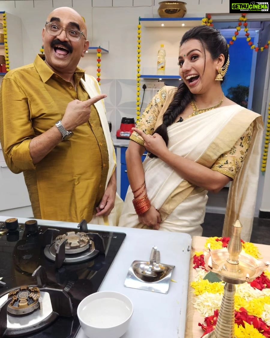 Sruthi Hariharan Instagram - Friendship, laughter, love, food and a show .... All that and more that made the onam episode of @bombaatbhojana a super memorable experience. @sihikahichandru Sir you are a man who radiates positivity and so much love I have always loved working and spending time with you . @madanramvenkatesh i know we've got each other's back - it was so good to see you after years . Watch the episode on 29th August only on @starsuvarna Styled by my little girl @shashwatichandrashekar Blouse designed by the one and only @label_anvi Make up by #Yatish Hair by @kammarishivarajchary