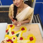 Sruthi Hariharan Instagram - Friendship, laughter, love, food and a show .... All that and more that made the onam episode of @bombaatbhojana a super memorable experience. @sihikahichandru Sir you are a man who radiates positivity and so much love I have always loved working and spending time with you . @madanramvenkatesh i know we've got each other's back - it was so good to see you after years . Watch the episode on 29th August only on @starsuvarna Styled by my little girl @shashwatichandrashekar Blouse designed by the one and only @label_anvi Make up by #Yatish Hair by @kammarishivarajchary