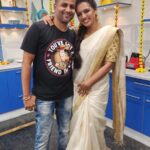 Sruthi Hariharan Instagram - Friendship, laughter, love, food and a show .... All that and more that made the onam episode of @bombaatbhojana a super memorable experience. @sihikahichandru Sir you are a man who radiates positivity and so much love I have always loved working and spending time with you . @madanramvenkatesh i know we've got each other's back - it was so good to see you after years . Watch the episode on 29th August only on @starsuvarna Styled by my little girl @shashwatichandrashekar Blouse designed by the one and only @label_anvi Make up by #Yatish Hair by @kammarishivarajchary
