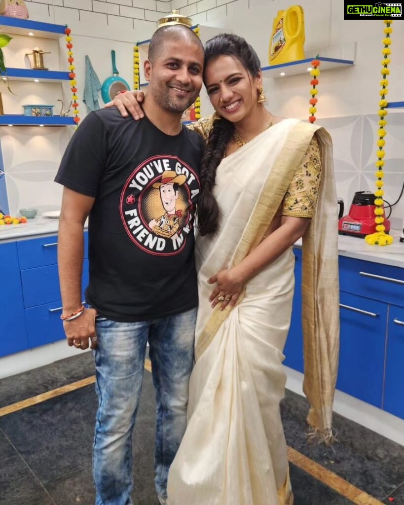 Sruthi Hariharan Instagram - Friendship, laughter, love, food and a show .... All that and more that made the onam episode of @bombaatbhojana a super memorable experience. @sihikahichandru Sir you are a man who radiates positivity and so much love I have always loved working and spending time with you . @madanramvenkatesh i know we've got each other's back - it was so good to see you after years . Watch the episode on 29th August only on @starsuvarna Styled by my little girl @shashwatichandrashekar Blouse designed by the one and only @label_anvi Make up by #Yatish Hair by @kammarishivarajchary