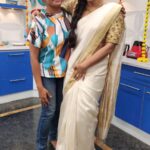 Sruthi Hariharan Instagram - Friendship, laughter, love, food and a show .... All that and more that made the onam episode of @bombaatbhojana a super memorable experience. @sihikahichandru Sir you are a man who radiates positivity and so much love I have always loved working and spending time with you . @madanramvenkatesh i know we've got each other's back - it was so good to see you after years . Watch the episode on 29th August only on @starsuvarna Styled by my little girl @shashwatichandrashekar Blouse designed by the one and only @label_anvi Make up by #Yatish Hair by @kammarishivarajchary