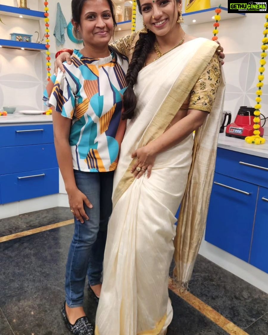 Sruthi Hariharan Instagram - Friendship, laughter, love, food and a show .... All that and more that made the onam episode of @bombaatbhojana a super memorable experience. @sihikahichandru Sir you are a man who radiates positivity and so much love I have always loved working and spending time with you . @madanramvenkatesh i know we've got each other's back - it was so good to see you after years . Watch the episode on 29th August only on @starsuvarna Styled by my little girl @shashwatichandrashekar Blouse designed by the one and only @label_anvi Make up by #Yatish Hair by @kammarishivarajchary
