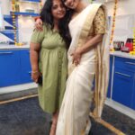 Sruthi Hariharan Instagram - Friendship, laughter, love, food and a show .... All that and more that made the onam episode of @bombaatbhojana a super memorable experience. @sihikahichandru Sir you are a man who radiates positivity and so much love I have always loved working and spending time with you . @madanramvenkatesh i know we've got each other's back - it was so good to see you after years . Watch the episode on 29th August only on @starsuvarna Styled by my little girl @shashwatichandrashekar Blouse designed by the one and only @label_anvi Make up by #Yatish Hair by @kammarishivarajchary