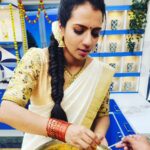 Sruthi Hariharan Instagram - Friendship, laughter, love, food and a show .... All that and more that made the onam episode of @bombaatbhojana a super memorable experience. @sihikahichandru Sir you are a man who radiates positivity and so much love I have always loved working and spending time with you . @madanramvenkatesh i know we've got each other's back - it was so good to see you after years . Watch the episode on 29th August only on @starsuvarna Styled by my little girl @shashwatichandrashekar Blouse designed by the one and only @label_anvi Make up by #Yatish Hair by @kammarishivarajchary