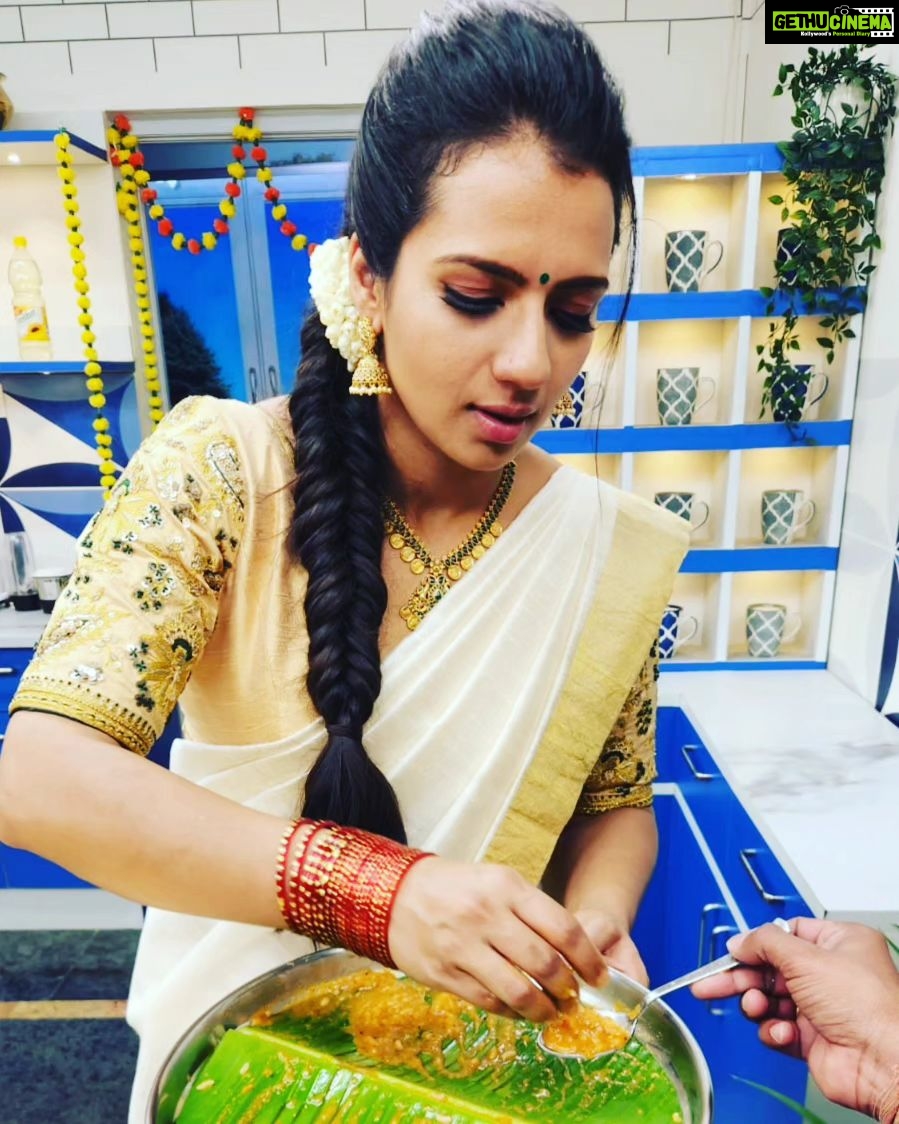 Sruthi Hariharan Instagram - Friendship, laughter, love, food and a show .... All that and more that made the onam episode of @bombaatbhojana a super memorable experience. @sihikahichandru Sir you are a man who radiates positivity and so much love I have always loved working and spending time with you . @madanramvenkatesh i know we've got each other's back - it was so good to see you after years . Watch the episode on 29th August only on @starsuvarna Styled by my little girl @shashwatichandrashekar Blouse designed by the one and only @label_anvi Make up by #Yatish Hair by @kammarishivarajchary