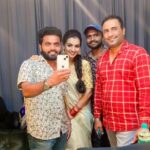 Sruthi Hariharan Instagram - Friendship, laughter, love, food and a show .... All that and more that made the onam episode of @bombaatbhojana a super memorable experience. @sihikahichandru Sir you are a man who radiates positivity and so much love I have always loved working and spending time with you . @madanramvenkatesh i know we've got each other's back - it was so good to see you after years . Watch the episode on 29th August only on @starsuvarna Styled by my little girl @shashwatichandrashekar Blouse designed by the one and only @label_anvi Make up by #Yatish Hair by @kammarishivarajchary
