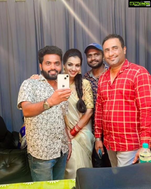 Sruthi Hariharan Instagram - Friendship, laughter, love, food and a show .... All that and more that made the onam episode of @bombaatbhojana a super memorable experience. @sihikahichandru Sir you are a man who radiates positivity and so much love I have always loved working and spending time with you . @madanramvenkatesh i know we've got each other's back - it was so good to see you after years . Watch the episode on 29th August only on @starsuvarna Styled by my little girl @shashwatichandrashekar Blouse designed by the one and only @label_anvi Make up by #Yatish Hair by @kammarishivarajchary