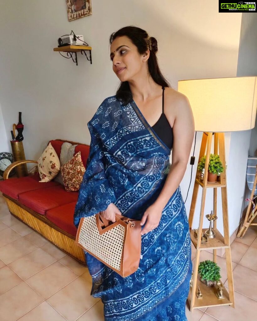 Sruthi Hariharan Instagram - When you know you can never go wrong with a saree irrespective of the drape . For @bisff.blr @shivugowda2011@kammarishivarajchary