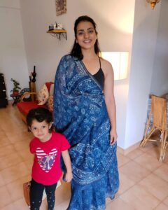 Sruthi Hariharan Instagram - When you know you can never go wrong with a saree irrespective of the drape . For @bisff.blr @shivugowda2011@kammarishivarajchary