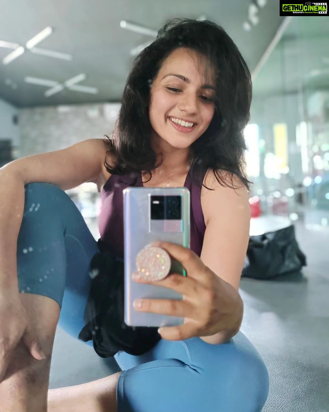 Sruthi Hariharan Instagram - It took me a while. I struggled with it . But eventually I am figuring it out : to make myself ONE of my main priorities. Also just a small declaration that the journey from keeping my arms covered all the time to finally making peace with them, has been one helluva mad ride. But here we are and we have a long way to go . @fitstersclub #fittereveryday #strongereveryday