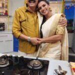 Sruthi Hariharan Instagram - Friendship, laughter, love, food and a show .... All that and more that made the onam episode of @bombaatbhojana a super memorable experience. @sihikahichandru Sir you are a man who radiates positivity and so much love I have always loved working and spending time with you . @madanramvenkatesh i know we've got each other's back - it was so good to see you after years . Watch the episode on 29th August only on @starsuvarna Styled by my little girl @shashwatichandrashekar Blouse designed by the one and only @label_anvi Make up by #Yatish Hair by @kammarishivarajchary