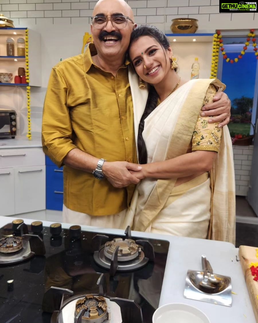 Sruthi Hariharan Instagram - Friendship, laughter, love, food and a show .... All that and more that made the onam episode of @bombaatbhojana a super memorable experience. @sihikahichandru Sir you are a man who radiates positivity and so much love I have always loved working and spending time with you . @madanramvenkatesh i know we've got each other's back - it was so good to see you after years . Watch the episode on 29th August only on @starsuvarna Styled by my little girl @shashwatichandrashekar Blouse designed by the one and only @label_anvi Make up by #Yatish Hair by @kammarishivarajchary