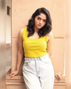 Sunaina Instagram - 🌤️

📸 @the.portrait.culture 
@sat_narain @shotsbyuv 
Styled by @mehndi_jashnani #MJstyling
MUA @zuci_hairnmakeup