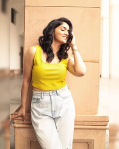 Sunaina Instagram - 🌤️

📸 @the.portrait.culture 
@sat_narain @shotsbyuv 
Styled by @mehndi_jashnani #MJstyling
MUA @zuci_hairnmakeup