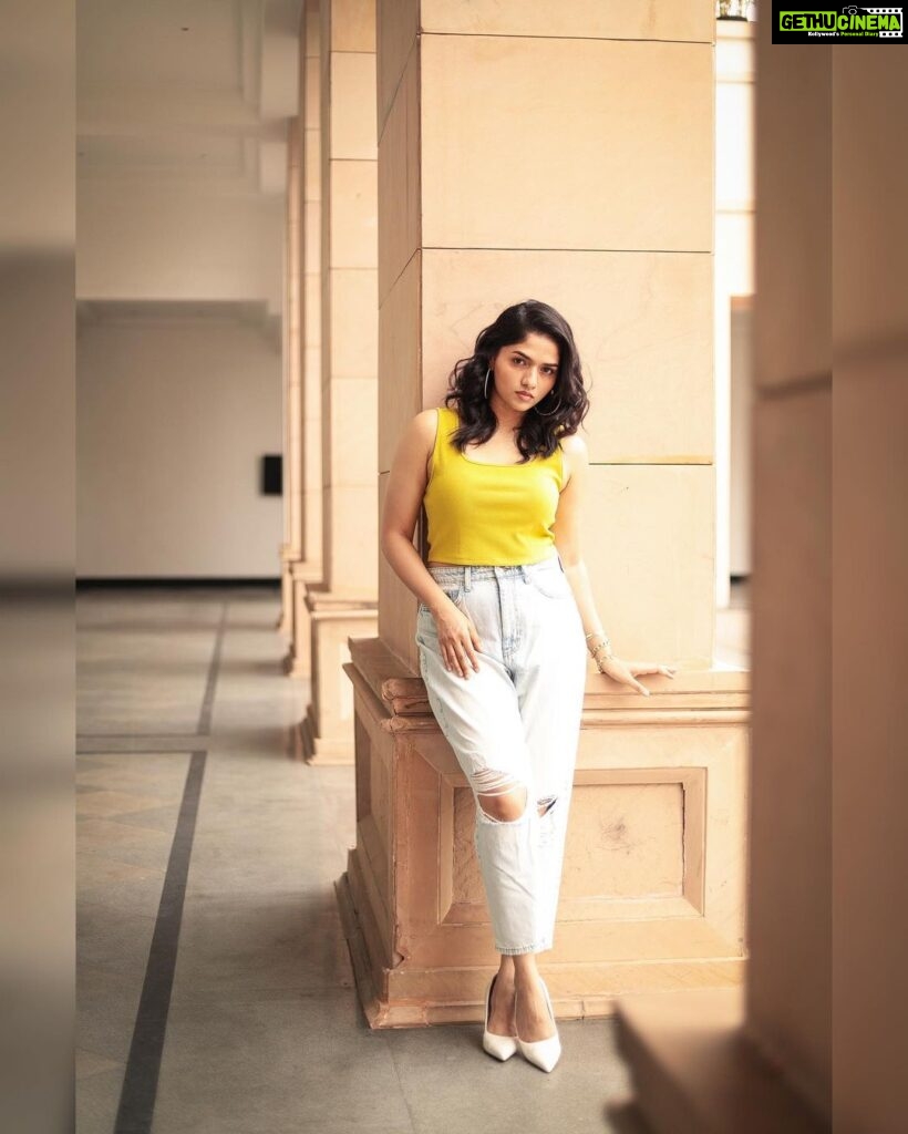 Sunaina Instagram - 🌤️ 📸 @the.portrait.culture @sat_narain @shotsbyuv Styled by @mehndi_jashnani #MJstyling MUA @zuci_hairnmakeup Chennai, India