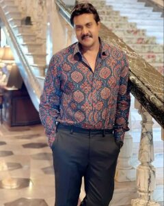 Sunil Instagram - Smile doesn’t need to be big to be genuine …❤️

#smile #genuinesmile #genuine #heartful_moments #ontheset #movies #cinema #actorlife #actors #actorslife #f3movie #f3doseloading #falaknumapalace #funonsets #actorsunil #suniltollywood