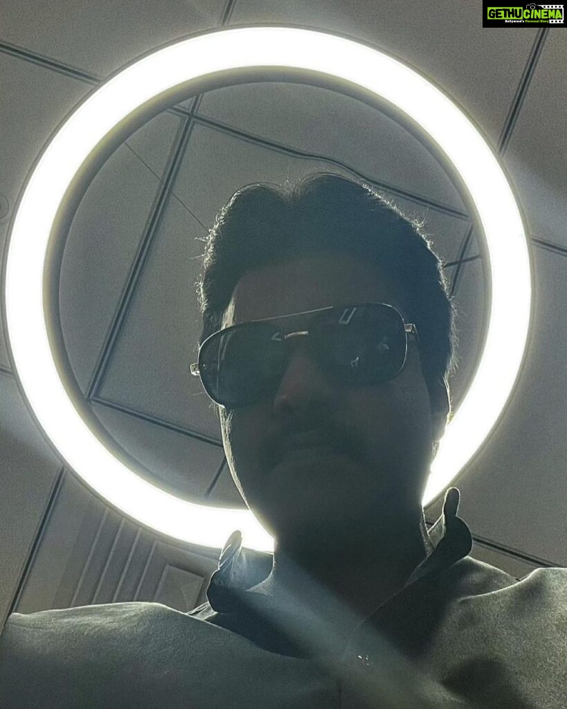 Sunil Instagram - LIGHT THEESKO …😎 Some times the light that we are looking for is right behind us . We just need to change our direction . . . #lightehe #sunil #shooting #rings #ringoftheday #tollywood #lighttheesko #tubelight