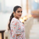 Surabhi Lakshmi Instagram – 🤍🧡🤍🧡

🤍🧡@rashmimuraleedharan 

🎥 @sarath_photoartist 

💄@amal_ajithkumar

🥻@palanquinebytmj

#saree #printsaree