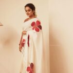 Surabhi Lakshmi Instagram - Folded against ivory, I make even the most idle ears gaze.... Photography : @arun_payyadimeethal Styling : @arjun_vasudevs Wardrobe : @roukabysreejithjeevan Jewellery: @amayathejewel HMUA : @makeup_by_rajisha #saree #onam #onamsaree #onamphotoshoot #flowerstagram #kerala Bangalore, India