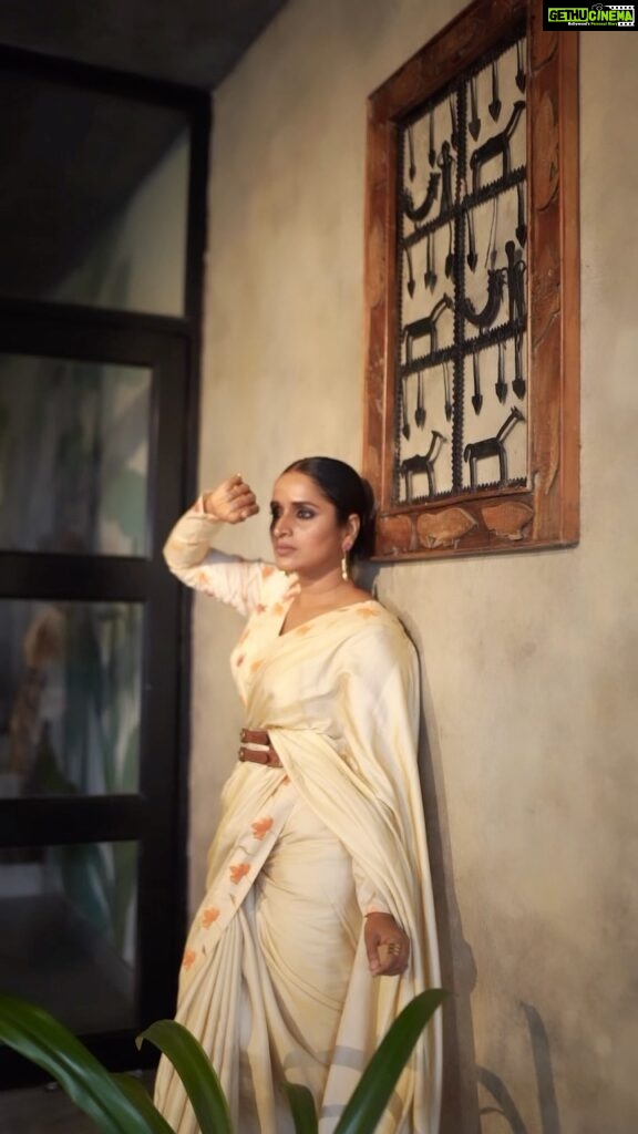 Surabhi Lakshmi Instagram - A saree can convert a girl next door into an artist’s muse! Beautiful saree from :@turmerikofficial @nivethithasanjay Styling: @rashmimuraleedharan Hair&makeup: @amal_ajithkumar Photography: @merin__georg Ernakulam district