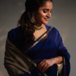 Surabhi Lakshmi Instagram – ‘It’s calm under the waves in the blue of my oblivion’💙

Photography: @toms_g_ottaplavan 

Costume & styling: 
@rashmimuraleedharan 

Hair&makeup: @amal_ajithkumar 

Saree: @the_dstudio 

Blouse stitch: @saanvi_designs_ 

Jewellery: @anokhi_priyakishore 

#AboutWork