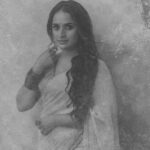 Surabhi Lakshmi Instagram - Looks like I’m time traveling for a while…. Photography : @arun_payyadimeethal Styling : @arjun_vasudevs Wardrobe : @celebrate_clothes_n_crafts HMUA : @sijanmakeupartist Jewellery : @amayathejewel HMUA Team : @sibinrajutom #saree #blackandwhite #shitzu #shitzhulovers #onam #kerala