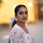 Surabhi Lakshmi Instagram – 🤍🧡🤍🧡

🤍🧡@rashmimuraleedharan 

🎥 @sarath_photoartist 

💄@amal_ajithkumar

🥻@palanquinebytmj

#saree #printsaree