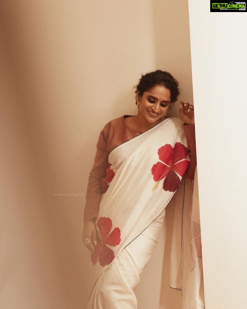 Surabhi Lakshmi Instagram - “Oh beauty! Red on red”, murmurs my hibiscus to it’s mirror.. Photography : @arun_payyadimeethal Styling : @arjun_vasudevs Wardrobe : @roukabysreejithjeevan Jewellery: @amayathejewel HMUA : @makeup_by_rajisha