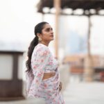 Surabhi Lakshmi Instagram – 🤍🧡🤍🧡

🤍🧡@rashmimuraleedharan 

🎥 @sarath_photoartist 

💄@amal_ajithkumar

🥻@palanquinebytmj

#saree #printsaree