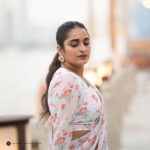 Surabhi Lakshmi Instagram – 🤍🧡🤍🧡

🤍🧡@rashmimuraleedharan 

🎥 @sarath_photoartist 

💄@amal_ajithkumar

🥻@palanquinebytmj

#saree #printsaree