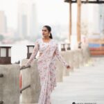 Surabhi Lakshmi Instagram – 🤍🧡🤍🧡

🤍🧡@rashmimuraleedharan 

🎥 @sarath_photoartist 

💄@amal_ajithkumar

🥻@palanquinebytmj

#saree #printsaree