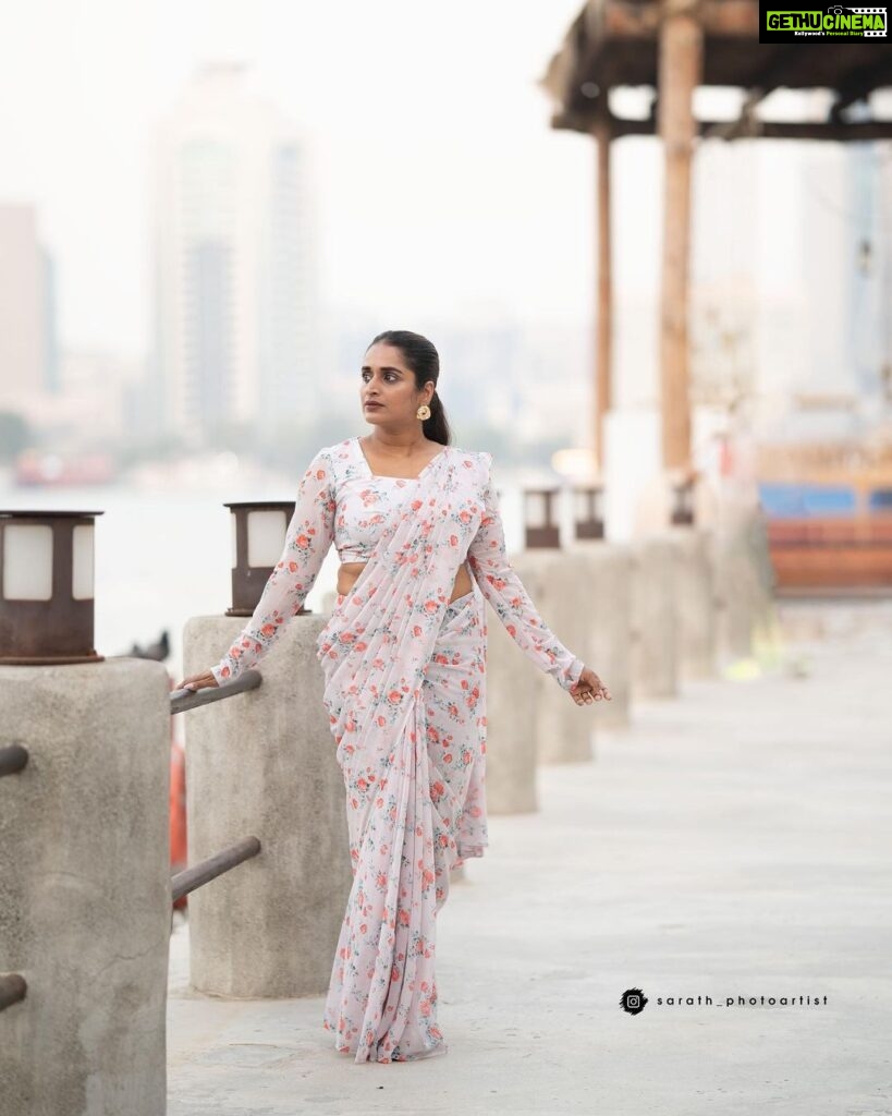 Surabhi Lakshmi Instagram - 🤍🧡🤍🧡 🤍🧡@rashmimuraleedharan 🎥 @sarath_photoartist 💄@amal_ajithkumar 🥻@palanquinebytmj #saree #printsaree
