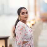 Surabhi Lakshmi Instagram – 🤍🧡🤍🧡

🤍🧡@rashmimuraleedharan 

🎥 @sarath_photoartist 

💄@amal_ajithkumar

🥻@palanquinebytmj

#saree #printsaree