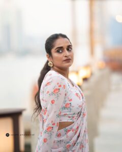 Surabhi Lakshmi Instagram - 🤍🧡🤍🧡 🤍🧡@rashmimuraleedharan 🎥 @sarath_photoartist 💄@amal_ajithkumar 🥻@palanquinebytmj #saree #printsaree