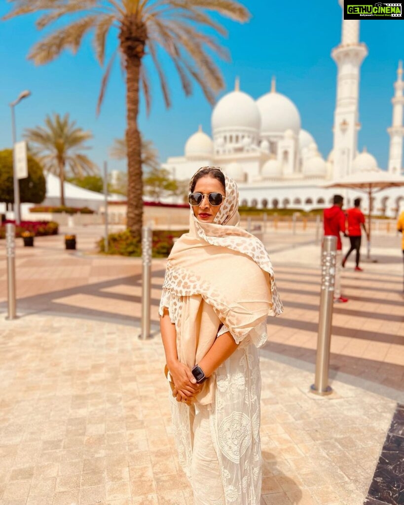 Surabhi Lakshmi Instagram - I got a pocketful of sunshine kisses 🌞🧿 Travel partner & 📸: @rashmimuraleedharan 🤍 #dubai #dubaitourism Grand Mosque,Abudhabi