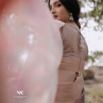 Surabhi Santosh Instagram – Looking at you 😘🌸

#outdoorshoots #sareeshoot #flowerpower #beigesaree