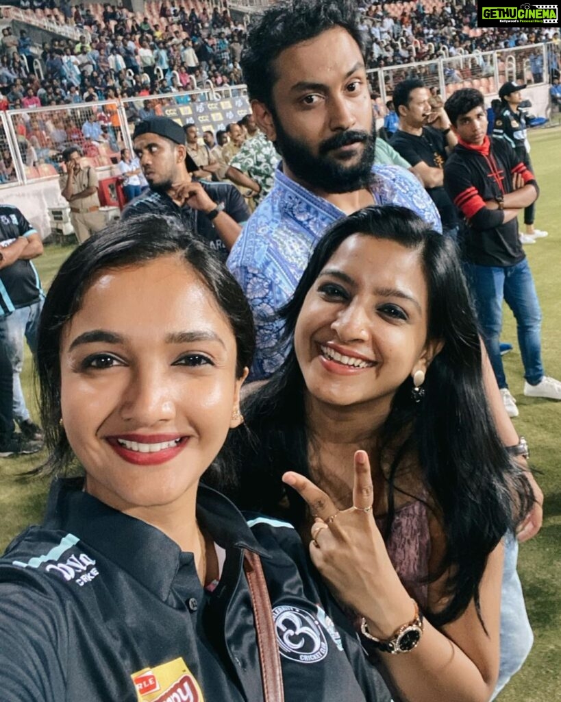 Surabhi Santosh Instagram - Mid game selfie! ❣ #CCL #keralastrikers #cheersquad Green Field Stadium, Karyavattom