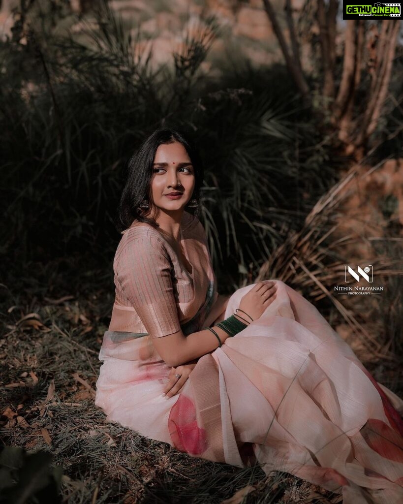 Surabhi Santosh Instagram - Never the way she looked, Always the way she was I could’ve fallen in love with her with my eyes closed - Atticus 📸 @nithinnarayanan_ #inthemoment #beyondthelookingglass #loveherforher #outdoorshoots #girlinsaree #sareestyles #malaylimanka