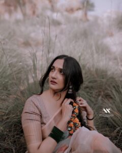 Surabhi Santosh Instagram - സ്നേഹത്തിൻ്റെ സഹോദര്യത്തിൻ്റെയും ഓണാശംസകൾ നേരുന്നു 🌸 Happy Onam to all ✨ #Onam2023 #Onamishere #celebrationtime #onamshoot #outdoorphotoshoot
