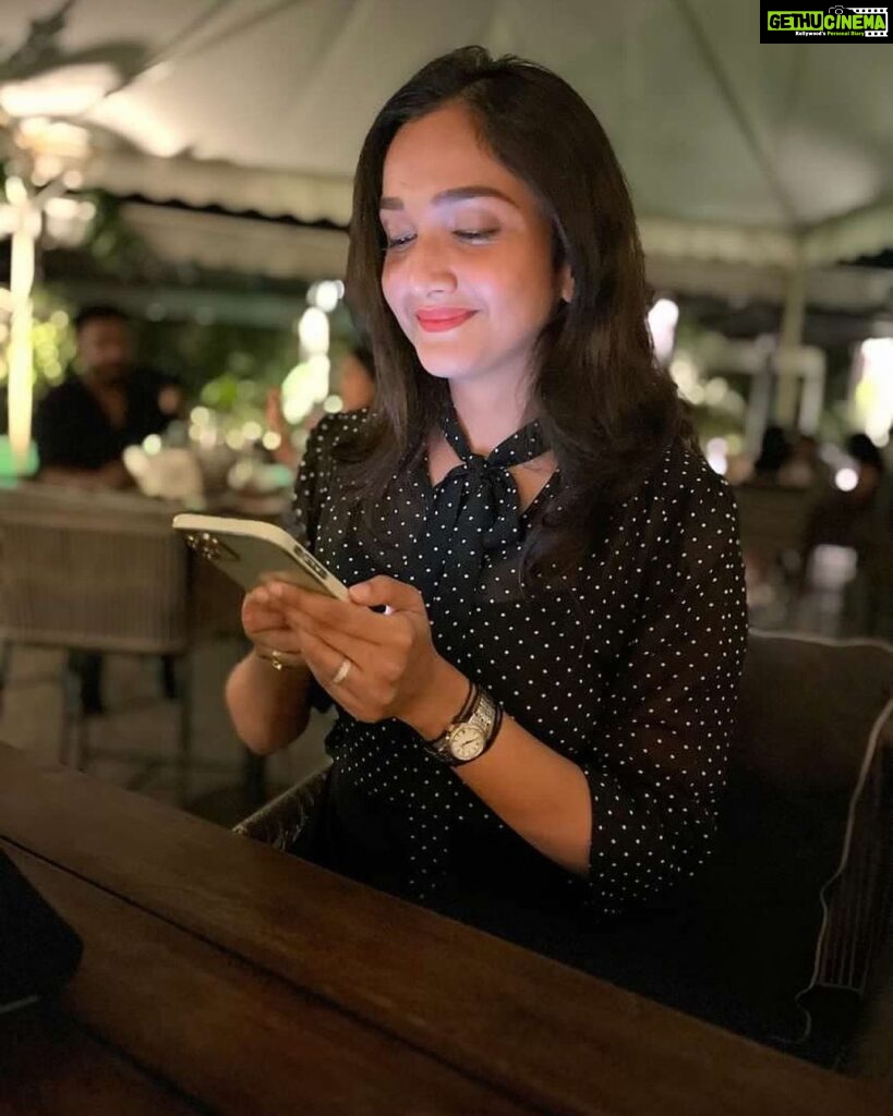 Surabhi Santosh Instagram - For once I have a good picture to remember a fun night! Thank you @vijaymoolan ✨✨ And those who haven’t been to @ironhill_bengaluru .. do check the place out! It’s amazing ❣ Ironhill Bengaluru