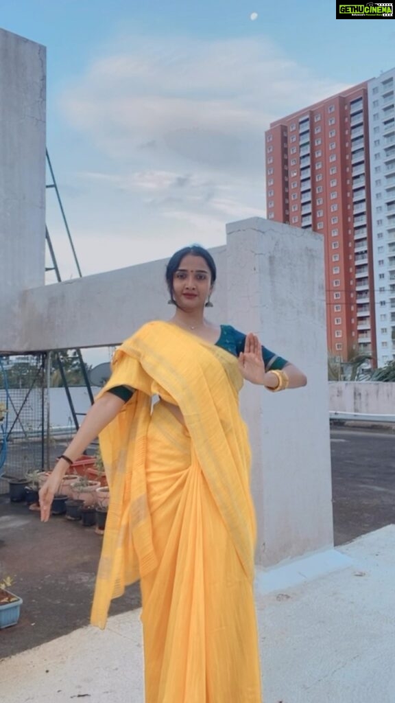 Surabhi Santosh Instagram - Devi 💛 #Dancereels #chembattu #abhinaya